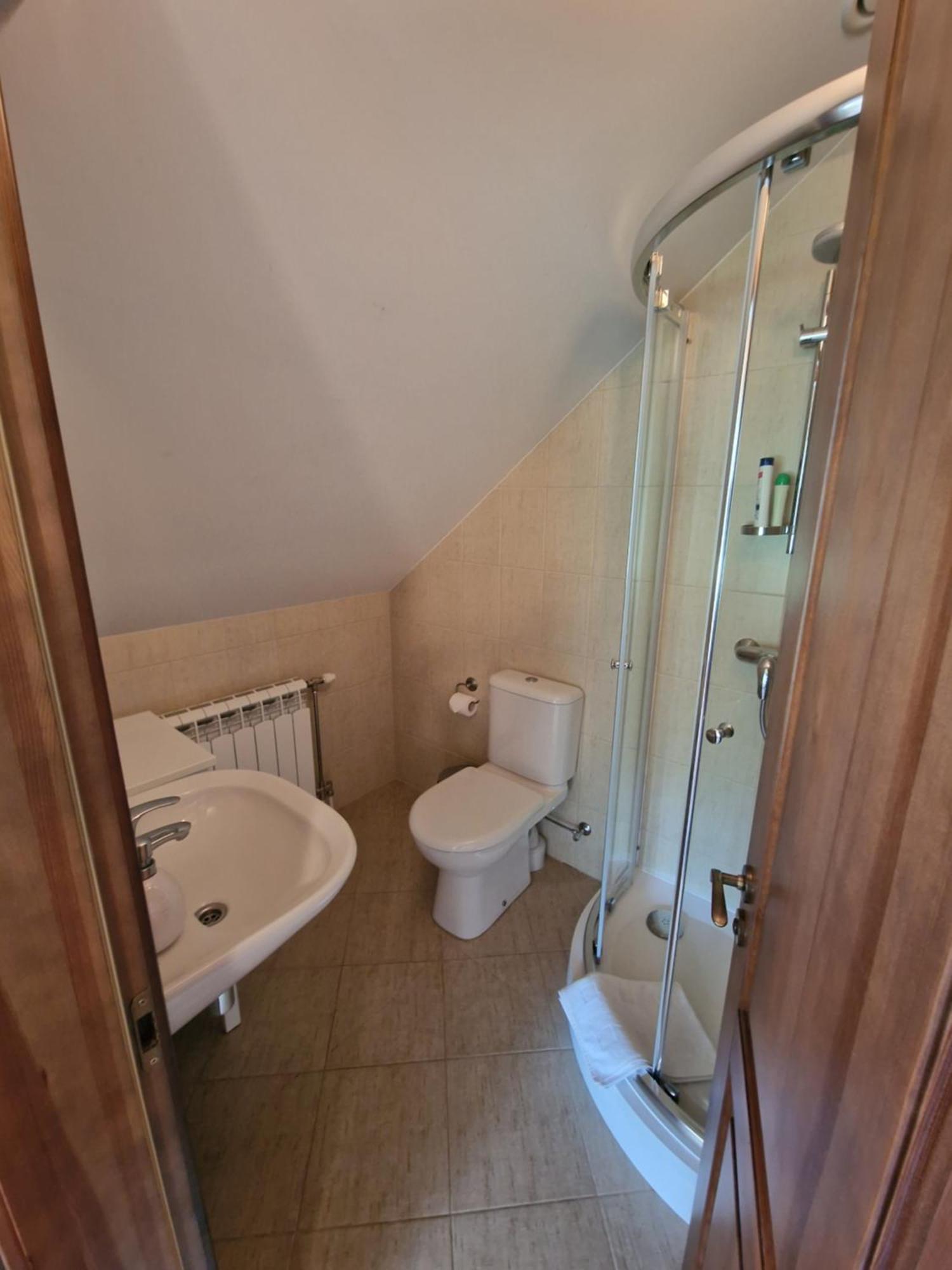 Roksala Guest House Taruciai Bagian luar foto