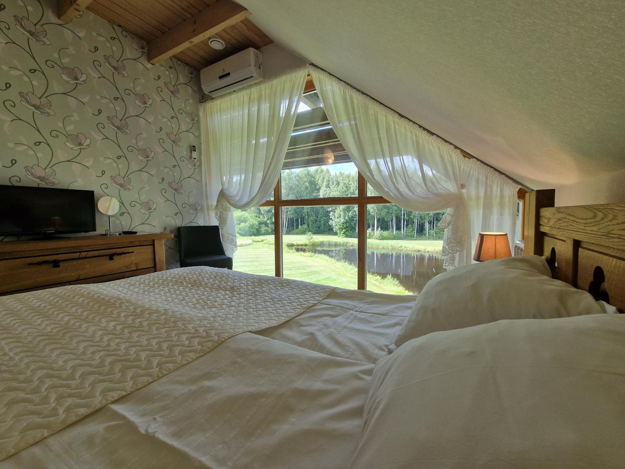 Roksala Guest House Taruciai Bagian luar foto